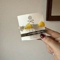 Detalle de horquillas hechas a mano con corazones de resina y fila de perlas falsas - Estilo Perla Corazón Amarillo (D-4175-2)