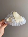 Dettaglio ravvicinato di elastico per capelli in crema con balze di pizzo bianco - Artiglio per Capelli Giallo
