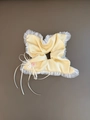Dettaglio dell'elastico scrunchie in raso giallo pallido con balze in organza e fiocco - Elastico per Capelli Giallo