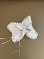 Dettaglio dell'elastico in raso azzurro con pizzo a pieghe e piccoli bottoni decorativi - Elastico Blu