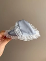 Dettaglio scrunchie in raso grigio con bordi in pizzo bianco tenuto in mano - Artiglio per Capelli Blu