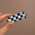 Détail d'une pince à cheveux à damier bleu et blanc avec cordon élastique et texte Like - Bleu