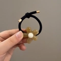 Coletero elástico de flor con pétalos de resina amarilla, perla y detalles dorados - Café (D-5822-3)