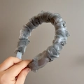 Cerchietto in organza plissettata grigio argento con cristalli e design a strati - Grigio