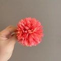 Vista macro de la pinza para el pelo con flor de tela rosa coral de varias capas - Estilo Crisantemo Pompon / Crisantemo Pompon Rojo Rosa
