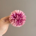 Detalle macro de una pinza para el pelo con pétalos en degradado rosa y violeta de tela - Estilo Crisantemo Pompon / Crisantemo Pompon Púrpura