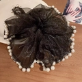 Übergroßes schwarzes Netz-Haargummi mit weißen Perlen für elegante Frisuren - Schwarz