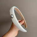 Cerchietto in raso bianco stile francese con perla vintage e fodera in velluto antiscivolo - Bianco (C-1130-3)