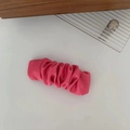 Barrette en cuir rose froncé avec un design plissé nuage élégant sur un support blanc - Pince latérale rose rouge