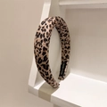 Dettaglio del cerchietto fatto a mano con stampa leopardata e design spesso in spugna - Motivo Leopardato Grande Marrone (D-5472-1)