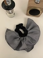 Dettaglio di un grande elastico doppio strato con motivo pied-de-poule bianco e nero e volant - Pied De Poule Bianco E Nero (D-5572-1 Nero)