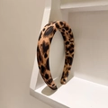 Cerchietto classico con stampa leopardata marrone, design imbottito e tessuto elegante - Motivo Leopardato Medio Scuro (D-5472-2)