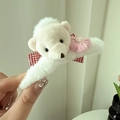 Detalle de la pinza de pelo de oso de peluche con piel sintética blanca y lazo de cuadros - Oso Blanco (D-4851-1)
