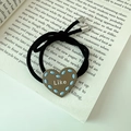 Elastico per capelli minimalista con ciondolo a cuore Like su sfondo libro - Stile Lettera Cuore / Caffè (D-4810-1)