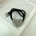 Dettaglio del ciondolo a cuore verde oliva con scritta Like su elastico nero - Stile Lettera Cuore / Grigio (D-4810-2)
