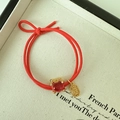 Bracciale elastico rosso festivo con ciondolo portafortuna dorato e granchio rubino - Stile Carattere Ji Granchio (D-4833-2)