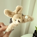 Detalle de pinza para el pelo de peluche con forma de conejo y lazo de cuadros beige - Conejo Color Café (D-4851-3)