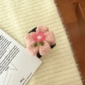 Dettaglio di un fermaglio per capelli a forma di fiore rosa lavorato a maglia a mano - Stile Fiore in Maglia Rosa (D-4792-2)