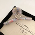 Détail d'une pince à cheveux en tricot coloré avec motif cœur sur carte de style - Pince Grise Cœur Café