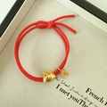 Elastico per capelli rosso con ciondolo dorato portafortuna e piccolo personaggio - Stile Carattere Fu Orso (D-4833-4)
