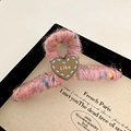 Détail d'une pince à cheveux en peluche rose avec fibres colorées et breloque cœur Like - Pince Rose Cœur Café