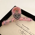 Détail d'une pince à cheveux en laine rose avec motif cœur et texte Like sur carte - Pince Rose Cœur Noir