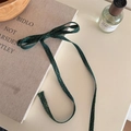 Elegante fermaglio per capelli a fiocco verde scuro con filo dorato su sfondo di libro - Fermaglio Coda Fiocco (D-5586-1) / Verde