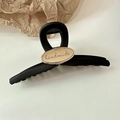 Pinza para el pelo grande negra mate con una placa ovalada dorada grabada handmade - Negro