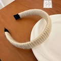 Elegante diadema de lana tejida en color blanco crema para mujer sobre plato decorativo - Albaricoque (D-4791-1)