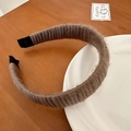 Primer plano de la textura de la diadema de mohair marrón con suave acabado de tela - Café (D-4791-4)