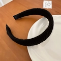Primer plano detallado de la textura de terciopelo acanalado y tela suave de la diadema - Negro (D-4791-2)