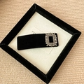 Gros plan d'une barrette en velours noir ornée d'une boucle rectangulaire en strass - Rectangulaire / Rectangulaire Strass Carré