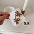 Primer plano de pinzas para el cabello vintage con lazo de terciopelo marrón y perlas - Terciopelo Café Y Flor Marrón (B-1404-2)