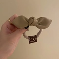 Elegante elastico per capelli con fiocco in pelle beige per coda di cavallo e styling - Caffè Chiaro