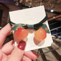 Süßer Kirsch-Haargummi mit roten Anhängern und grüner gepunkteter Schleife auf Gummi - Gelb