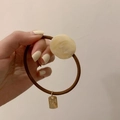 Minimalistisches Haargummi mit Marmormuster, braunem Gummiband und goldenem Metallanhänger - Beige (A-3013-1)