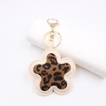 Dettaglio del portachiavi a fiore leopardato con chiusura in oro e cuciture in pelle - Bianco Sporco