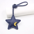 Ciondolo per borsa a stella in pelle blu scuro con luna gialla e gancio per accessori auto - Stella della Buonanotte / Blu Notte