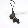 Dettaglio ravvicinato del ciondolo per borsa bulldog francese in pelle nera con colletto - Nero