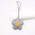 Dettaglio del ciondolo per borsa a fiore in pelle grigia con cuciture di precisione - Grigio