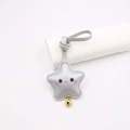 Dettaglio di un portachiavi a stella in pelle argentata con viso sorridente e campanellino - Stile Cinturino / Argento