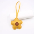 Ciondolo per borsa in pelle gialla a forma di fiore con cuciture sottili e cordino - Giallo