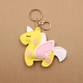 Dettaglio portachiavi unicorno in pelle gialla con ali rosa e chiusura in metallo oro - Unicorno Pegaso Giallo