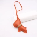 Dettaglio charm da borsa a forma di bulldog in pelle arancione con cuciture e collare - Arancione