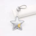 Ciondolo per borsa a forma di stella in pelle argento con luna gialla su base bianca - Stella della Buonanotte / Argento