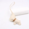 Dettaglio del ciondolo bulldog francese in pelle crema con collare marrone e cuciture - Bianco Sporco