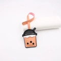 Dettaglio ciondolo borsa a forma di bubble tea in ecopelle con cuciture e cinturino rosa - Succo d'arancia