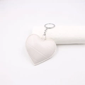 Detail van witte hartvormige sleutelhanger met krokodillenprint en zilveren metalen ring - Wit
