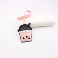 Vista dettagliata del ciondolo per borsa bubble tea in pelle PU rosa con cuciture e cinturino - Succo di Anguria