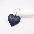 Detailweergave van de donkerblauwe hartvormige sleutelhanger met krokodillenmotief en ring - Marineblauw